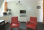 Emergo, Wohnzimmer mit Sitzecke und Kochecke